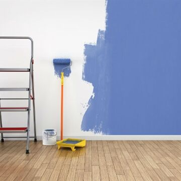 zur Hälft blau gestrichene Wand